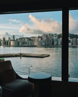 Wake up to soft lights spilling across the water and the city skyline. From the bay window of our room, enjoy a tranquil horizon of stillness.

溫柔的晨光灑在平靜的水面，喚起剛睡醒的城市天際線。從客房偌大的窗戶遠眺，感受寧謐一刻。

📸: @詹涛学弟 (XHS)

#NewWorldHotels #MyMillennium #NewWorldMillenniumHongKongHotel #千禧新世界香港酒店 #NWMStays