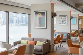 🌿 Located on the top floor of the hotel, our Residence Lounge & Bar offers more than a breathtaking view of Victoria Harbour. This private sanctuary of intimacy provides a place to unwind, refresh and savour the moment.

🧘🏻‍♀️ 位於酒店頂層的Residence Lounge & Bar不只是壯麗維港的觀景台，它私密的環境亦是讓人靜思或喚活身心的好地方。

#NewWorldHotels #MyMillennium #NewWorldMillenniumHongKongHotel #千禧新世界香港酒店 #NWMStays