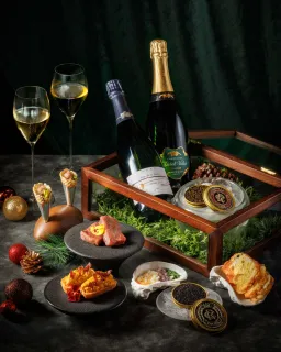 【香檳及魚子醬絕配🍾 Bubbles & Pearls】
✨ 奢華氣泡體驗為您的節慶月加添氣氛。於The Lounge品味由侍酒師親自挑選的小農香檳(一瓶)伴以精選魚子醬(30克)，此優惠組合只需HKD880 +10%起。

🫧  The perfect pairing awaits at The Lounge this festive season: a bottle of sommeliers’ handpicked grower Champagne paired with selected caviar (30g). This indulgent duo is priced from just HKD880 +10%. 

預訂 | Book Now
☎: 2313 4222
🖥️: 請到主頁面點擊連結 Link in Bio
 
#NewWorldHotels #MyMillennium #NewWorldMillenniumHongKongHotel #千禧新世界香港酒店 #TheLounge #VinetVin #AJourneyofJoy