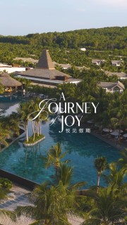 Countdown to Joy Begins
Embrace the season of joy at New World Phu Quoc Resort! Our enchanting holiday card bearer brings festive cheer as she explores the stunning surroundings. Indulge in our specialty delicacies and create unforgettable moments with loved ones. Let the magic of the holidays surround you! 

在富國島新世界度假酒店，擁抱這充滿喜悅的時節！我們的節慶信差穿梭於如畫景緻間，帶來溫馨愉悅的節慶暖意。讓節日的魔法溫柔環繞您我!

@newworldhotels @newworldphuquocresort 
#AJourneyofJoy #NewWorldPhuQuocResort #NewWorldHotels 
#悅見假期 #富國島新世界度假酒店 #新世界酒店及度假村