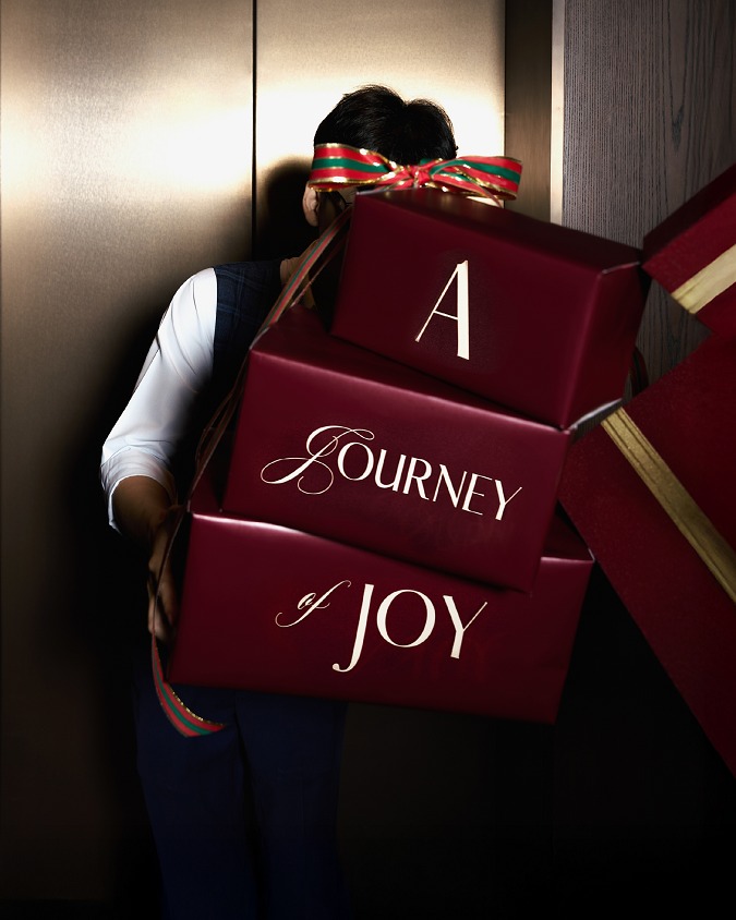 The warmth of togetherness fills the air this holiday season, as heartfelt greetings and stories connect us all. Festive destinations are alive with unique experiences, from delightful seasonal dishes to stunning decorations, perfect for creating cherished memories.

Shared wishes become beautiful narratives, spreading joy and warmth among loved ones. Happy holidays!

相聚的暖意瀰漫冬節慶季，真摯問候與動人故事將我們緊緊相連。

於旅途上開始美好篇章，在親友間傳遞快樂與暖意，共築難忘回憶。祝您節日愉快！

@newworldhotels 
#AJourneyofJoy #NewWorldHotels #悅見假期 #新世界酒店及度假村