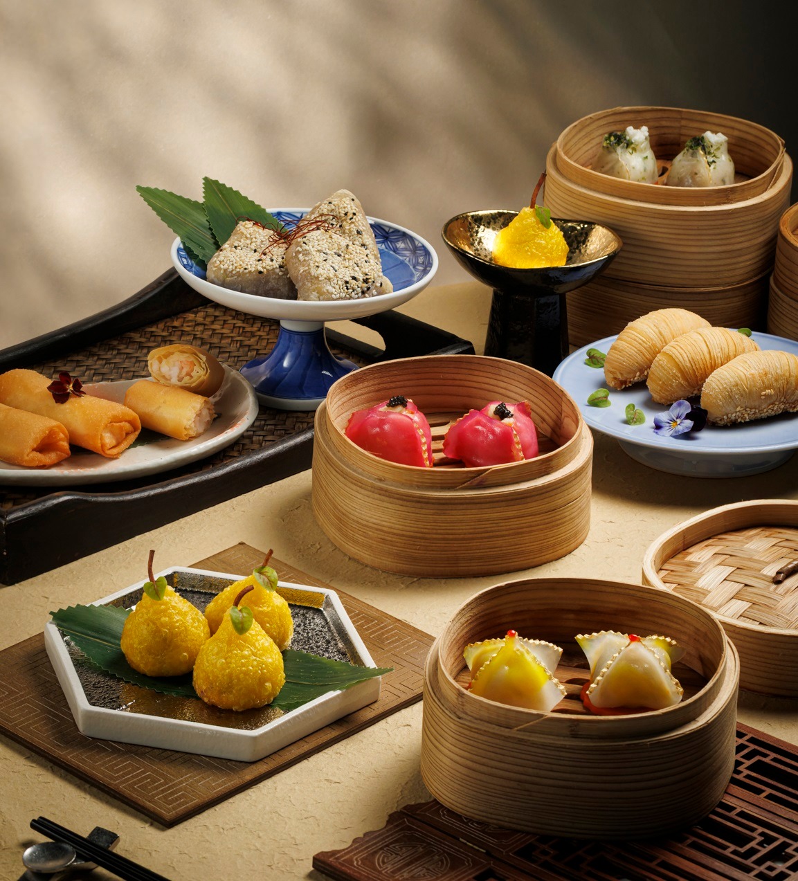 【點心推介 🥢 Yum Cha Delights】
於桃里嚐味全新系列精緻傳統及創意點心，與知己好友共晉愉快午餐。

Relish a new range of delicately crafted traditional and creative dim sum at Tao Li, and spend a delightful lunch gathering with your closest friends and family.

🍐 龍蝦汁鹹水角 Deep-fried minced pork dumplings with lobster sauce
🐠 金湯斑肉金魚餃 Steamed garoupa dumplings
🥕 蘿蔔千絲酥 Deep-fried turnip puff pastries
🐟 酸菜鱈魚餃 Steamed silver cod dumplings with preserved vegetables
🪿 香麻黑椒鵝肉燒餅 Baked minced pork and goose cakes

☎️: 2313 4222

*點心款式輪換供應 Dim sum items are on rotation basis
#NewWorldHotels #MyMillennium #NewWorldMillenniumHongKongHotel #千禧新世界香港酒店 #TaoLi