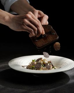 【當黑松露遇上芝士 🍄‍🟫 Black Truffle X Cheese】
🧀 嚐味5道結合法國佩里戈爾黑松露及芝士的創意菜式，以嶄新方式探索食材的無限可能。晚市套餐供應至2月底。

🍴 Indulge in a 5-course menu of creative delicacies marrying Périgord black truffles with fine cheeses, available at La Table French Brasserie until the end of February. 

預訂 | Book Now
☎: 2313 4222
🖥️: 請到主頁面點擊連結 Link in Bio

#NewWorldHotels #MyMillennium #NewWorldHotelsrldMillenniumHongKongHotel #千禧新世界香港酒店 #LaTable