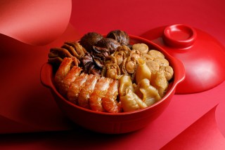 🍲 分享美味，分享快樂。盛載矜貴食材如原隻南非八頭鮑魚、花膠、特級蠔豉及山瑞裙等的桃里盆菜會是您家中團年飯的喜慶滋選嗎？

🙌🏻 Sharing indulgence, sharing happiness. Tao Li’s Pun Choi brimming with luxurious ingredients such as whole 8-head South African abalone, fish maw, premium dried oysters and wattle-necked softshell turtle is a delicious pot of luck for your family reunion dinner. 

📅外賣自取 Self pick-up: 9~18/2

預訂 | Book Now
☎: 2313 4222

#NewWorldHotels #MyMillennium #NewWorldMillenniumHongKongHotel #千禧新世界香港酒店 #Tao Li