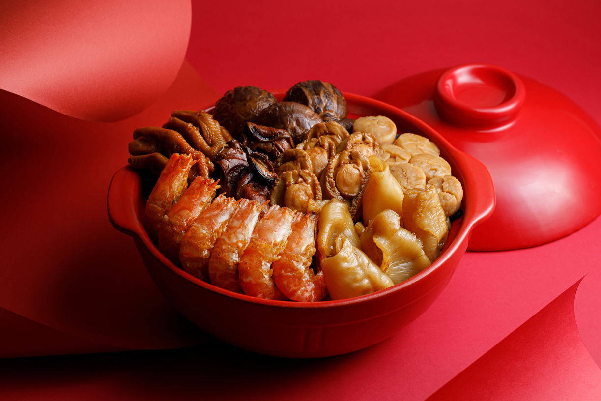 🍲 分享美味,分享快樂。盛載矜貴食材如原隻南非八頭鮑魚、花膠、特級蠔豉及山瑞裙等的桃里盆菜會是您家中團年飯的喜慶滋選嗎?
🙌🏻 Sharing indulgence, sharing happiness. Tao Li’s Pun Choi brimming with luxurious ingredients such as whole 8-head South African abalone, fish maw, premium dried oysters and wattle-necked softshell turtle is a delicious pot of luck for your family reunion dinner.
📅外賣自取 Self pick-up: 9~18/2
預訂 | Book Now
☎: 2313 4222
#NewWorldHotels #MyMillennium #NewWorldMillenniumHongKongHotel #千禧新世界香港酒店 #Tao Li