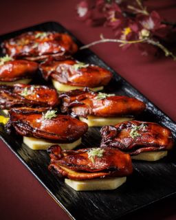 🍊 農曆新年將至,桃里中菜廳正在添上一抹喜慶的紅色。這個佳節,與您的親朋好友歡聚一堂,品嚐一系列匠心設計的賀年意頭菜式及創意點心。節慶菜譜於大年初一起供應。
🧧 Tao Li is adding an auspicious red touch to its menu as Chinese New Year approaches. Celebrate the season with your friends and family, and savour a delicious range of festive delights and dim sum creations available from 17 February.
預訂 | Book Now
☎: 2313 4222
🖥️: 請到主頁面點擊連結 Link in Bio
#NewWorldHotels #MyMillennium #NewWorldMillenniumHongKongHotel #千禧新世界香港酒店 #TaoLi #RisewiththeHorseNewYearNewWorld #NewYearNewWorld #NewWorldHotels #萬馬奔騰新火相傳