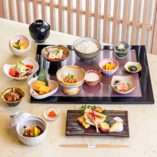 【日式早餐新登場 🆕 Breakfast at Sagano】
\\元気と満足感❕ // 以傳統日式早餐慰藉心靈，超過15款精緻經典早晨滋味包括「超級食品」納豆、鹹香緊實的🐟鹽燒花魚一夜乾及煎「蘭王」雞蛋卷等。豐富的「朝食」只需每位HKD180 +10%，即日至3月底逢星期日及公眾假期於嵯峨野限量供應。

☀️Rise and shine with a comforting traditional Japanese breakfast featuring 15+ delectable items from a classic morning spread including Natto, Grilled Atka Mackerel, Pan-fried Egg Roll and more. Priced at just HKD180 +10% per person, fuel up at Sagano every Sunday and public holiday until the end of March. 

☎️立即預訂 l Book now: 2313 4222

#NewWorldHotels #MyMillennium #NewWorldMillenniumHongKongHotel #千禧新世界香港酒店 #Sagano