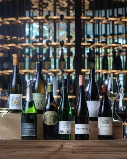 新年‧新主題✨ 
我們備受歡迎的兩小時葡萄酒暢享時段迎來新面貌，品味8款來自德國及奧地利不同酒區的精選酒品，並與我們專業的侍酒師團隊交流心得。每位只需HKD298 +10%。 https://bit.ly/4qvECli 

New year, new theme! 🍷 
Our ever-popular 2-hour unlimited wine offer has been refreshed, savour 8 specially selected labels from Germany and Austria, curated by our wine gurus, for just HKD298 +10% per person. https://bit.ly/4acE7rH 

☎️ 立即預訂 l Book now: 2313 4222

#NewWorldHotels #MyMillennium #NewWorldMillenniumHongKongHotel #千禧新世界香港酒店 #TheLounge #VinetVin