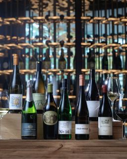 新年‧新主題✨ 
我們備受歡迎的兩小時葡萄酒暢享時段迎來新面貌，品味8款來自德國及奧地利不同酒區的精選酒品，並與我們專業的侍酒師團隊交流心得。每位只需HKD298 +10%。 https://bit.ly/4qvECli 

New year, new theme! 🍷 
Our ever-popular 2-hour unlimited wine offer has been refreshed, savour 8 specially selected labels from Germany and Austria, curated by our wine gurus, for just HKD298 +10% per person. https://bit.ly/4acE7rH 

☎️ 立即預訂 l Book now: 2313 4222

#NewWorldHotels #MyMillennium #NewWorldMillenniumHongKongHotel #千禧新世界香港酒店 #TheLounge #VinetVin