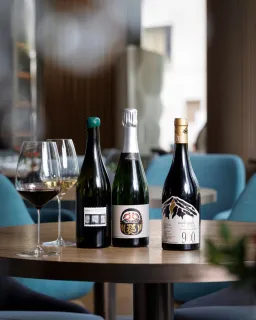 🇭🇰 來欣賞港人釀酒師的風采!我們的侍酒師團隊精心挑選3款由香港人Marston Kam、Reeze Choi及Stef Yim匠心釀造的葡萄佳釀。只需每位HKD498 +10% ,您便可於The Lounge嚐味精選法國香檳、日本白酒及意大利紅酒各一款,並挑選最喜愛的一款續杯。
🍷 Cheers to the Winemakers from Hong Kong! Our sommelier team proudly presents a premium wine flight featuring 3 exceptional labels crafted by Hongkongers Marston Kam, Reeze Choi and Stef Yim. Discover the artistry of a French Champagne, a Japanese white wine and an Italian red. Enjoy a tasting pour of each, plus a 4th glass of your favourite at just HKD498 +10%.
☎️立即預訂 l Book now: 2313 4222
#NewWorldHotels #MyMillennium #NewWorldMillenniumHongKongHotel #千禧新世界香港酒店 #TheLounge #VinetVin