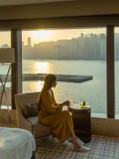 🇭🇰 Experience the unique blend of East- meets-West culture, observe daily life on every street corner or unwind in our modern and elegantly adorned harbour view rooms. Would Hong Kong be your next destination?

🫖 中西共融的文化、獨特的街頭煙火氣及舒適典雅的五星級酒店住宿；香港會是您下一趟春季出遊之選嗎？

📸: XHS@雾梨子

#NewWorldHotels #MyMillennium #NewWorldMillenniumHongKongHotel #千禧新世界香港酒店 #NWMStays