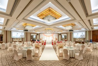 【婚展快閃優惠 💎 Wedding Expo Special Offer】
一年之計在於春，立即確認您的理想婚宴場地並着手籌劃一個完美Big day！3月20至22日灣仔婚展見。立即聯絡我們並預早索取優惠。

Time to get things rolling! Secure your perfect wedding venue before it’s too late. Visit us at the wedding expo in late March and enjoy exclusive privileges.

-------
📍「香港婚宴展暨婚禮佈置博覽2026」
日期：2026年3月20至22日(星期五至日)
時間：中午12 時至晚上8時
會場：香港會議展覽中心｜5E號展覽館｜X11展位

📍 [Hong Kong Wedding Banquet & Decoration Expo 2026]
Date: 20 to 22 March (Friday to Sunday)
Time: Noon to 8 p.m.
Venue: Hong Kong Convention and Exhibition Centre | Hall 5E | Booth No. X11
-------

🎁 婚展限定優惠：
• 中式婚禮套餐每席12位用淨價HKD9,888起
• 4小時無限暢飲套餐(連紅白餐酒)
• 5小時豪華轎車連接送服務
• 免費使用影像留言簿服務
• 免費即影即有自拍機租借服務

🎁 Expo offers:
• Chinese banquet packages from HKD9,888 net per table of 12 
• 4 hours of free-flow beverages, including house red and white wines
• Chauffeur-driven limousine service for 5 hours
• Complimentary video guest book
• Complimentary photo booth

☎️聯絡我們 l Contact us: 
2313 4503 | eventsales@newworldmillenniumhotel.com

*Some of the offers are available for bookings that meet the minimum guaranteed number of tables l 部分優惠適用於達到最低保證圍數之預訂

#NewWorldHotels #NewWorldMillenniumHongKongHotel #千禧新世界香港酒店