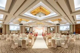 【婚展快閃優惠 💎 Wedding Expo Special Offer】
一年之計在於春，立即確認您的理想婚宴場地並着手籌劃一個完美Big day！3月20至22日灣仔婚展見。立即聯絡我們並預早索取優惠。

Time to get things rolling! Secure your perfect wedding venue before it’s too late. Visit us at the wedding expo in late March and enjoy exclusive privileges.

-------
📍「香港婚宴展暨婚禮佈置博覽2026」
日期：2026年3月20至22日(星期五至日)
時間：中午12 時至晚上8時
會場：香港會議展覽中心｜5E號展覽館｜X11展位

📍 [Hong Kong Wedding Banquet & Decoration Expo 2026]
Date: 20 to 22 March (Friday to Sunday)
Time: Noon to 8 p.m.
Venue: Hong Kong Convention and Exhibition Centre | Hall 5E | Booth No. X11
-------

🎁 婚展限定優惠：
• 中式婚禮套餐每席12位用淨價HKD9,888起
• 4小時無限暢飲套餐(連紅白餐酒)
• 5小時豪華轎車連接送服務
• 免費使用影像留言簿服務
• 免費即影即有自拍機租借服務

🎁 Expo offers:
• Chinese banquet packages from HKD9,888 net per table of 12 
• 4 hours of free-flow beverages, including house red and white wines
• Chauffeur-driven limousine service for 5 hours
• Complimentary video guest book
• Complimentary photo booth

☎️聯絡我們 l Contact us: 
2313 4503 | eventsales@newworldmillenniumhotel.com

*Some of the offers are available for bookings that meet the minimum guaranteed number of tables l 部分優惠適用於達到最低保證圍數之預訂

#NewWorldHotels #NewWorldMillenniumHongKongHotel #千禧新世界香港酒店