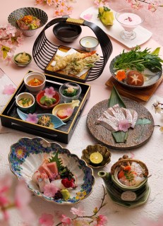 【浪漫櫻花之約 🌸 Blooming Sakura】
🎋 為迎接「花見」季節，嵯峨野再度於3及4月推出擺盤精緻、滿載春日食材的7道菜櫻花懷石晚餐。

🩷 It’s time for a romantic date during the cherry blossom season at Sagano. Savour a beautifully presented 7-course kaiseki dinner crafted with spring ingredients from now until the end of April. 

預訂 | Book Now
☎: 2313 4222
🖥️: 請到主頁面點擊連結 Link in Bio

#NewWorldHotels #MyMillennium #NewWorldMillenniumHongKongHotel #千禧新世界香港酒店 #Sagano
