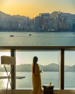 🌅 Immerse yourself in the iconic Victoria Harbour view from the comfort of your own space, and let this stunning art piece captivate you time and again.

🕶️ 在您獨有的空間沉醉在維多利亞港標誌性的迷人景致中，每每再被這幅壯麗的藝術品震撼眼球。

📸: XHS@雾梨子

#NewWorldHotels #MyMillennium #NewWorldMillenniumHongKongHotel #千禧新世界香港酒店