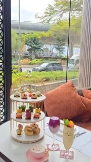 【水果主題下午茶 🍉 Fruit Themed Afternoon Tea】
於The Lounge慢享美好的午後時光並品嚐精緻的果漾樂園下午茶。清新的水果協奏曲與主題特飲互相輝映,口味清爽甜美,造型則充滿童趣,十分討喜。 https://bit.ly/4ldIGFS
Treat yourself to a vibrant afternoon with our Fruitylicious Afternoon Tea at The Lounge. Savour a refreshing medley of fruit-inspired delights, charmingly presented and perfectly paired with themed special drinks. https://bit.ly/4cHxDCV
📍:The Lounge
🕰️:每日2:30 – 5:30 p.m. daily
💰:兩位用HKD448 for two
📸: @highteamama
#NewWorldHotels #MyMillennium #NewWorldMillenniumHongKongHotel #千禧新世界香港酒店 #TheLounge