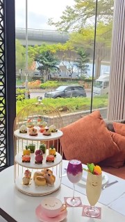 【水果主題下午茶 🍉 Fruit Themed Afternoon Tea】
於The Lounge慢享美好的午後時光並品嚐精緻的果漾樂園下午茶。清新的水果協奏曲與主題特飲互相輝映,口味清爽甜美,造型則充滿童趣,十分討喜。 https://bit.ly/4ldIGFS
Treat yourself to a vibrant afternoon with our Fruitylicious Afternoon Tea at The Lounge. Savour a refreshing medley of fruit-inspired delights, charmingly presented and perfectly paired with themed special drinks. https://bit.ly/4cHxDCV
📍:The Lounge
🕰️:每日2:30 – 5:30 p.m. daily
💰:兩位用HKD448 for two
📸: @highteamama
#NewWorldHotels #MyMillennium #NewWorldMillenniumHongKongHotel #千禧新世界香港酒店 #TheLounge