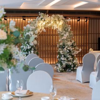 💓重要的是與珍愛之人分享共諧連理的幸福感。一場親密的證婚典禮及雞尾酒會也可以辦得份外喜慶和有格調。這個星期五至日到婚展查看我們的最新優惠吧！

💖Two as one, togetherness matters. An intimate wedding ceremony with a cocktail reception can be just as dreamy and celebratory as a grand banquet. Discover our latest offers at the Wedding Expo this Friday through Sunday.

-------
📍「香港婚宴展暨婚禮佈置博覽2026」
日期：2026年3月20至22日(星期五至日)
時間：中午12 時至晚上8時
會場：香港會議展覽中心｜5E號展覽館｜X11展位

📍 [Hong Kong Wedding Banquet & Decoration Expo 2026]
Date: 20 to 22 March (Friday to Sunday)
Time: Noon to 8 p.m.
Venue: Hong Kong Convention and Exhibition Centre | Hall 5E | Booth No. X11
-------

🎁 婚展限定優惠：
• 中式婚禮套餐每席12位用淨價HKD9,888起
• 4小時無限暢飲套餐(連紅白餐酒)
• 5小時豪華轎車連接送服務
• 免費使用影像留言簿服務
• 免費即影即有自拍機租借服務

🎁 Expo offers:
• Chinese banquet packages from HKD9,888 net per table of 12 
• 4 hours of free-flow beverages, including house red and white wines
• Chauffeur-driven limousine service for 5 hours
• Complimentary video guest book
• Complimentary photo booth

*部分優惠適用於達到最低保證圍數之預訂
Some of the offers are available for bookings that meet the minimum guaranteed number of tables
-------

☎️ 聯絡我們 Contact us: 
2313 4503 | eventsales@newworldmillenniumhotel.com

#NewWorldHotels #NewWorldMillenniumHongKongHotel #千禧新世界香港酒店