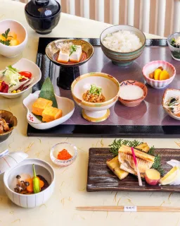 【加推！日式早餐 🇯🇵 Japanese Breakfast】
📢 好消息！由於反應熱烈，我們將繼續供應傳統日式早餐體驗至5月底。逢星期日及公眾假期早上蒞臨嵯峨野，品嚐超過15款精緻日式家庭早晨滋味，充滿活力地迎接假日滿滿行程。

Good news to Japanese food lovers! Due to popular demand, our authentic Japanese breakfast will now be available every Sunday and public holidays until the end of May. Book your spot and relish over 15 delicate flavours of traditional morning delights for an energised morning. 

😋 必食美饌 Must-try items:
🔹 納豆 Natto
🔹 鹽燒鯖魚 Grilled Mackerel
🔹「蘭王」雞蛋卷 Pan-fried Egg Roll
🔹 葱免治吞拿魚腩飯 Minced fatty tuna with spring onion on rice (+ HKD40)
💰每位 HKD180 +10% per person

☎️ 立即預訂 l Book now: 2313 4222
🖥️: 請到主頁面點擊連結 Link in Bio

#NewWorldHotels #MyMillennium #NewWorldMillenniumHongKongHotel #千禧新世界香港酒店 #Sagano