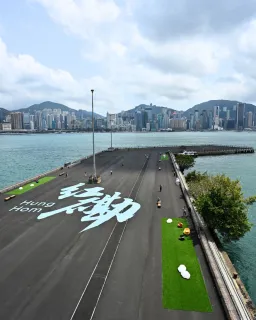 【New Harbourfront Gem! 📸 全新海濱打卡熱點】
Right in front of our doorstep, you’ll find this newly opened space with a spectacular 270° harbour view and cityscape stretching from Sheung wan to Lei Yue Mun. Be sure to check out this cool place next time you’re around!

在酒店對出海旁可找到這個全新開放、由前鐵路貨運碼頭活化而成的270度海濱觀景廣場，從上環至鯉魚門的城市天際線及壯麗維港景致均一覽無遺。下次來尖東可順道遊覽這個新「影」點。

📍：The New Hung Hom Harbourfront 紅磡新海濱 (@harbourfront.popup.hk)
🕖：7 a.m. – 11 p.m.

#NewWorldHotels #MyMillennium #NewWorldMillenniumHongKongHotel #千禧新世界香港酒店 #紅磡新海濱