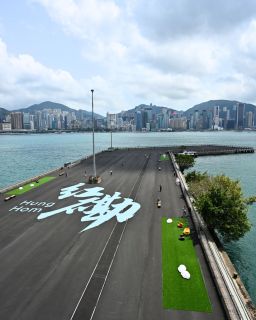 【New Harbourfront Gem! 📸 全新海濱打卡熱點】
Right in front of our doorstep, you’ll find this newly opened space with a spectacular 270° harbour view and cityscape stretching from Sheung wan to Lei Yue Mun. Be sure to check out this cool place next time you’re around!

在酒店對出海旁可找到這個全新開放、由前鐵路貨運碼頭活化而成的270度海濱觀景廣場，從上環至鯉魚門的城市天際線及壯麗維港景致均一覽無遺。下次來尖東可順道遊覽這個新「影」點。

📍：The New Hung Hom Harbourfront 紅磡新海濱 (@harbourfront.popup.hk)
🕖：7 a.m. – 11 p.m.

#NewWorldHotels #MyMillennium #NewWorldMillenniumHongKongHotel #千禧新世界香港酒店 #紅磡新海濱