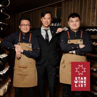 🍷 We are delighted that The Lounge has been recommended as a Red Star venue on the Star Wine List, a global guide to outstanding wine bars and restaurants curated by wine professionals. Kudos to Director of Wine Sam Chong, Head Sommelier Wilson Wong and our brilliant wine team for assembling a top-notch wine collection that has earned us a place among the 11 leading wine venues in town.
🤩 我們非常高興The Lounge能夠於由專業品酒師選出的全球優秀酒吧與餐廳榜單Star Wine List中榮獲「紅星」推薦。感謝葡萄酒總監莊炳森、首席侍酒師黃榮新及我們出色的葡萄酒團隊不懈努力,精心搜羅特色且優質的酒藏,並讓我們躋身城中11 間頂尖葡萄酒吧之一。
#NewWorldHotels #MyMillennium #NewWorldMillenniumHongKongHotel #千禧新世界香港酒店 #TheLounge #VinetVin