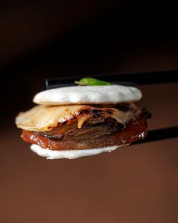 【老香江滋味 🇭🇰 Taste of Old Hong Kong】
🥢 桃里懷舊廣東菜讓您「一口入魂」,把昔日種種美好浮現眼前。一系列經典佳餚包括金錢雞、鍋貼小棠菜、八珍扒大鴨及鴿蛋扒竹笙等,於即日至6月底供應。
🫧 Recall your old good days along with Tao Li’s nostalgic Cantonese delicacies. A delicious array of old recipes including Barbecued Sliced Pork with Chicken Livers, Deep-fried Minced Shrimp with Cabbages, Stewed Duck with Assorted Seafood and many more, available daily from now until the end of June.
預訂 | Book Now
☎: 2313 4222
🖥️: 請到主頁面點擊連結 Link in Bio
#NewWorldHotels #MyMillennium #NewWorldMillenniumHongKongHotel #千禧新世界香港酒店 #TaoLi