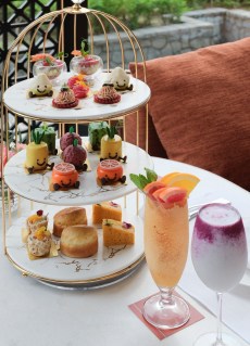 【果漾樂園下午茶最後召集 📢 Last Call for Fruitylicious Afternoon Tea】
🍉 與閨密好友蒞臨The Lounge盡享私密時光！以一系列清甜可口、造型別緻的果味甜點及風味小食伴隨您倆的聊天敘舊，寫意非常。https://bit.ly/4dMtoog 

Visit The Lounge for an intimate gathering with refreshing, adorable desserts and gourmet savouries — the perfect treat to share with your favourite people. https://bit.ly/4v8lSez 

📍: The Lounge
📅: 即日至6月底 Now until the end of June
🕰️: 每日2:30 – 5:30 p.m. daily
💰: 兩位用HKD448 for two

預訂 | Book Now
☎: 2313 4222
🖥️: 請到主頁面點擊連結 Link in Bio

📸: XHS@Marcluk
#NewWorldHotels #MyMillennium #NewWorldMillenniumHongKongHotel #千禧新世界香港酒店 #TheLounge