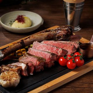 【滿足您的每日「肉」望 🍖 Nightly Meaty Indulgence】
La Table熱辣滾燙推出「烤肉盛宴」饗客。讓您「肉」欲罷不能的兩道菜晚市套餐包括是日精選烤肉美饌、滋味前菜及無限供應配菜🍟，兩位用只需HKD888。您更可以優享價每位HKD88加購兩小時任飲氣泡酒套餐。

立即查看菜單，並相約您的「肉食獸」好友來大快朵頤。

La table French Brasserie unveils a sizzling hot offering — 𝕋𝕙𝕖 𝔻𝕒𝕚𝕝𝕪 𝔾𝕣𝕚𝕝𝕝. Enjoy a chef-selected grill delicacy of the day, tempting appetisers and unlimited side dishes in a two-course set dinner for just HKD888 for two. 

Elevate the evening with free-flow bubbles🥂 priced from HKD88 per person. Discover our oven-hot menu here!

📍: La Table French Brasserie
📅: 6月至9月 Jun to Sep
🕰️: 星期一至六 Mon to Sat | 6:30 – 10 p.m.
☎️: 2313 4222
🖥️: 請到主頁面點擊連結 Link in Bio

*所有價目須另加一服務費All prices are subject to 10% service charge
#NewWorldHotels #MyMillennium #NewWorldMillenniumHongKongHotel #千禧新世界香港酒店 #LaTable