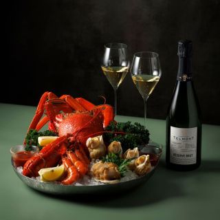 ☀️ 這個炎夏，The Lounge與知名法國香檳酒莊 Champagne Telmont攜手誠獻「香檳海鮮狂歡」套餐。盡享凍豪華海鮮拼盤，包括本灣龍蝦、雪蟹腳、加菲蟹、黃金螺、鮮蝦及醉香鮑魚，🥂並配上氣泡細緻、酸度平衡的Telmont Brut NV 香檳一瓶，套餐只需每位HKD798 +10%。

🏖️ This summer, The Lounge is collaborating with Champagne Telmont, a famous French champagne house, to launch the “Champagne & Seafood Extravaganza”. Enjoy our chilled deluxe seafood platter including rock lobster, snow crab legs, spanner crab, gold whelks, fresh prawns and drunken abalone, along with a bottle of Telmont Brut NV champagne for just HKD798 +10%. 

預訂 | Book Now
☎: 2313 4222
🖥️: 請到主頁面點擊連結 Link in Bio

#NewWorldHotels #MyMillennium #NewWorldMillenniumHongKongHotel #千禧新世界香港酒店 #TheLounge #VinetVin
