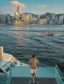 Breeze in the air, sun on your skin. On a yacht at Victoria Harbour, the city opens up in every direction—breathtaking skyline, the harbour glide, and those unmistakable Hong Kong lines against the light.

Soak it in. Breathe it out. Let the view do the rest.
 
清風拂面，暖陽傾灑。乘遊艇駛入維多利亞港，整座城市的畫卷在四面八方徐徐展開——維港的天際線、波光粼粼的海面以及逆光中那抹獨具港風的剪影。 

盡情沉浸，深呼吸，把剩下的，都交給這片風景。
 
📸: @昭春与薯
 
@newworldhotels @newworldmillenniumhkhotel 
#BeyondtheSummer #NewWorldMillenniumHongKongHotel #NewWorldHotels #夏日未央 #千禧新世界香港酒店 #新世界酒店及度假村