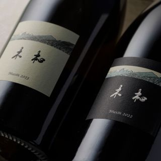 🍇 您試過中國雲南的佳釀嗎？我們的葡萄酒總監Sam特意為酒友們帶來兩款來自高海拔地區木杺酒莊的紅白醇酒，這會是您今晚的選擇嗎？

🍷 Captivating tastes from Yunnan, China await at The Lounge. Our Director of Wine Sam Chong presents a vibrant duo from high-altitude winery Domaine Muxin: a Chardonnay and a Cabernet Sauvignon Merlot. Will this be your choice tonight? 

-----

𝓣𝓱𝓮 𝓛𝓸𝓾𝓷𝓰𝓮
🔸過千款新、舊世界典藏以相宜的價格供應
🔸專業侍酒師團隊為您服務
🔸逢星期一至六7:30 p.m.起設有現場音樂表演
🔸 Over 1,000 labels of new and old-world wines offered at exceptional value prices
🔸 Served by a dedicated team of sommeliers and wine gurus
🔸 Live entertainment every Monday to Saturday from 7:30 p.m.
☎️：2313 4222

#NewWorldHotels #MyMillennium #NewWorldMillenniumHongKongHotel #千禧新世界香港酒店 #TheLounge #VinetVin