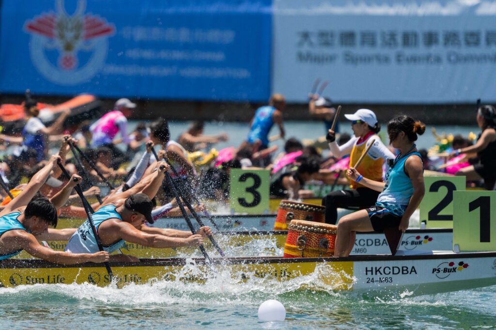 📢 As the official hotel partner of the Hong Kong International Dragon Boat Races, we are proud to cheer on the athletes competing this weekend! Just steps from our doors, you can immerse yourself in the pulse of this electrifying event right in front of the hotel (or unfold the vibrant energy in the comfort of our harbour facing rooms). Don’t miss the chance to experience this time-honoured and thrilling tradition live.

🥁 作為香港國際龍舟邀請賽的官方酒店夥伴，我們誠邀您於這個周末一起為比賽的健兒喝采！與酒店數步之遙，便可走到這項傳統盛事的賽區，讓您第一身感受龍鼓震天、興奮激昂的節慶氣氛。您也可選擇於酒店舒適的海景客房欣賞賽事。

📅 : 27-28/6
⏰: 8 a.m. – 6:15 p.m. (Sat) | 8 a.m. – 5 p.m. (Sun)
📍: Tsim Sha Tsui Promenade尖沙咀海濱 
@discoverhongkong 

📸：@hkdragonboat

#NewWorldHotels #MyMillennium #NewWorldMillenniumHongKongHotel #千禧新世界香港酒店