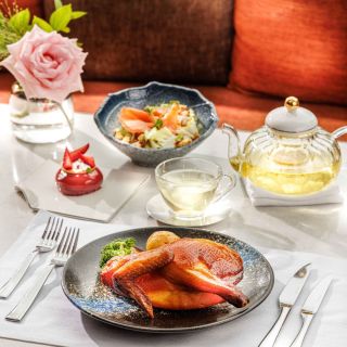 🍴 The Lounge 偌大的玻璃窗將室外寬敞靜謐的氛圍帶進雅致舒適的空間。在這裡您可以盡享休閒，品味2至3道菜午市套餐，西式或亞洲風味菜式連鮮果汁及咖啡/茶每位只需HKD198 +10%起。

🌻 Savour a refreshed 2- to 3-course lunch menu at The Lounge surrounded by wide windows and a stunning cityscape backdrop. Each set includes fresh fruit juice and coffee/ tea, starting from just HKD198 +10% per person. 

預訂 | Book Now
☎: 2313 4222
🖥️: 請到主頁面點擊連結 Link in Bio

#NewWorldHotels #MyMillennium #NewWorldMillenniumHongKongHotel #千禧新世界香港酒店 #TheLounge