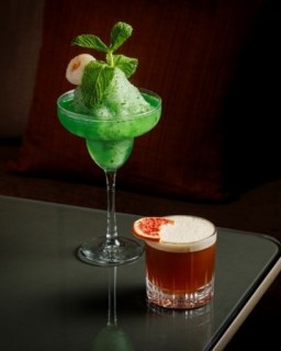 🍑開啟細味夏日的方式：在酒店頂層的 Residence Lounge & Bar一邊遠眺壯麗維多利亞港景色，一邊品嚐分別以香甜荔枝及蜜桃調製的清爽雞尾酒。

🍹There’s no better way to savour summer than with 2 refreshing lychee and peach cocktails at our top-floor Residence Lounge & Bar, overlooking the panoramic Victoria Harbour.

☎️ 立即預訂 l Book now: 2313 4222

#NewWorldHotels #MyMillennium #NewWorldMillenniumHongKongHotel #千禧新世界香港酒店 #ResidenceLoungeandBar