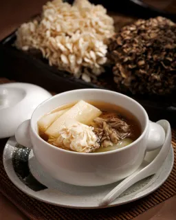 【菇菌盛宴 🥢 Rich Mushroom Delicacies】
🍄‍ 品味桃里時令珍菌菜式，被菇菌鮮香純樸的滋味打動味蕾。展現獨有風土靈魂的羊肚菌、黑白舞茸、陳草菇及茶樹菇等，與龍蝦、鮑魚、竹笙等食材互相映襯，帶來意想不到的驚喜。

🤤​ Immerse yourself in the rich umami flavour of mushrooms with Tao Li’s seasonal Mushroom Delicacies menu. From morel, straw to tea-plant varieties, their unique earthiness perfectly complements lobster, abalone, bamboo pith and more.

☎️: 2313 4222

#NewWorldHotels #MyMillennium #NewWorldMillenniumHongKongHotel #千禧新世界香港酒店 #TaoLi
