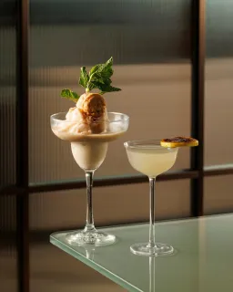 🍸 傍晚時分，於酒店頂層酒吧Residence Lounge & Bar一邊品嚐以世界上最古老的冧酒製造商出產的Mount Gay Rum所製作之2款雞尾酒新品，一邊欣賞享負盛名的城市天際線，非常寫意。

🍹 Discover 2 new cocktails crafted with Mount Gay Rum, one of the world's oldest rum distilleries, at Residence Lounge & Bar while taking in the sparkling city skyline.

#NewWorldHotels #MyMillennium #NewWorldMillenniumHongKongHotel #千禧新世界香港酒店#ResidenceLoungeandBar