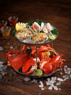 【小編私心推介 🌟 𝕋𝕙𝕖 𝔻𝕒𝕚𝕝𝕪 𝔾𝕣𝕚𝕝𝕝】
🦞 您知道La Table的烤肉盛宴菜譜提供一系列性價比極高的添享選項嗎？將前菜升級至凍海鮮拼盤，兩位用只需HKD80；加享經典法式洋蔥湯亦只需每位HKD30。

🧅 Did you know we offer a range of exceptional-value add-ons to elevate your 𝔻𝕒𝕚𝕝𝕪 𝔾𝕣𝕚𝕝𝕝 dinner at La Table? Upgrade your appetiser to a succulent Seafood Tower with just HKD80 for two, or add a classic French Onion Soup for only HKD30. 

------------
𝕋𝕙𝕖 𝔻𝕒𝕚𝕝𝕪 𝔾𝕣𝕚𝕝𝕝
📍：La Table French Brasserie
📅： 即日至9月底 Now to end of Sep
🕰️：星期一至六 Mon to Sat | 6:30 – 10 p.m.
☎️：2313 4222
🖥️：請到主頁面點擊連結 Link in Bio
------------

*須另加一服務費 Subject to 10% service charge
#NewWorldHotels #MyMillennium #NewWorldMillenniumHongKongHotel #千禧新世界香港酒店 #LaTable