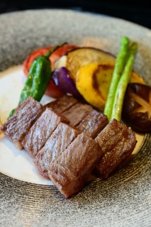 🥩 鐵板燒牛肉之爭：您會選西冷牛肉厚切還是薄燒？不要錯過即日至9月底的嵯峨野買一送一鐵板燒晚餐優惠。如需預訂鐵板燒區雅座，請於訂座時說明，每晚只有12個名額。

🥢 When it comes to beef teppanyaki, do you prefer your sirloin thick-cut or thinly rolled? Indulge in your favourite style with Sagano’s buy 1 get 1 free teppanyaki set dinner offer, available until the end of September. 

To enjoy the full teppanyaki experience, please indicate your preference for counter seating when making your reservation. Seating is limited to just 12 guests each evening.

預訂 | Book Now
☎: 2313 4222
🖥️: 請到主頁面點擊連結 Link in Bio

#NewWorldHotels #MyMillennium #NewWorldMillenniumHongKongHotel #千禧新世界香港酒店 #Sagano