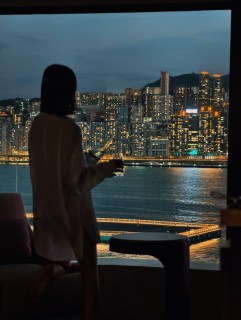 🍃 Take your time discovering the hotel's charming corners and enjoy a moment of tranquillity. It's the perfect way to recharge after a vibrant day in the city.

✨ 沉醉於五光十色的香港城市景觀及遊覽活動過後，您可選擇漫步酒店各個角落，獨享您專屬的片刻悠閒。

📸: XHS@元气凤梨

#NewWorldHotels #MyMillennium #NewWorldMillenniumHongKongHotel #千禧新世界香港酒店