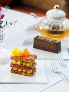 🍰 發掘The Lounge的隱藏魅力！陽光灑落在舒適優雅的休閒空間中，享用自選精緻蛋糕並配上咖啡或茶，每位只需HKD98 +10%。無論是靜心閱讀、與好友相聚，還是享受獨處時光，我們的甜點套餐都讓您感到格外愜意。

☕ Discover one of our best-kept secrets at The Lounge and treat yourself to a delightful cake set featuring your choice of dessert paired with coffee/ tea for just HKD98 +10%. Whether you're catching up on some reading, meeting a friend or taking a well-deserved break, every visit feels a little sweeter.

預訂 | Book Now
☎: 2313 4222

#NewWorldHotels #MyMillennium #NewWorldMillenniumHongKongHotel #千禧新世界香港酒店 #TheLounge