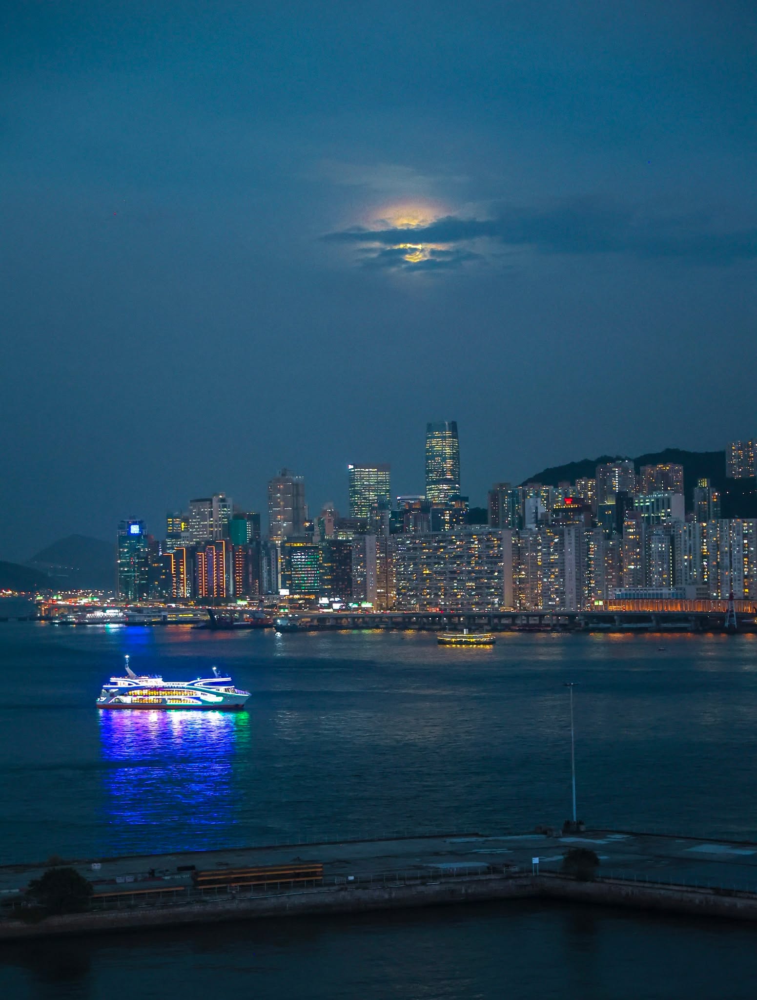 🌕 With the full moon shining above, we wish everyone, wherever you are, a joyful reunion with your dearest friends and family. 

🥮 明月高掛，無論您身處何方，祝各位與摯愛和家人共享歡悅美滿的時光。

中秋節快樂！
Happy Mid-Autumn Festival!

📸: XHS@北石同学
#NewWorldHotels #MyMillennium #NewWorldMillenniumHongKongHotel #千禧新世界香港酒店