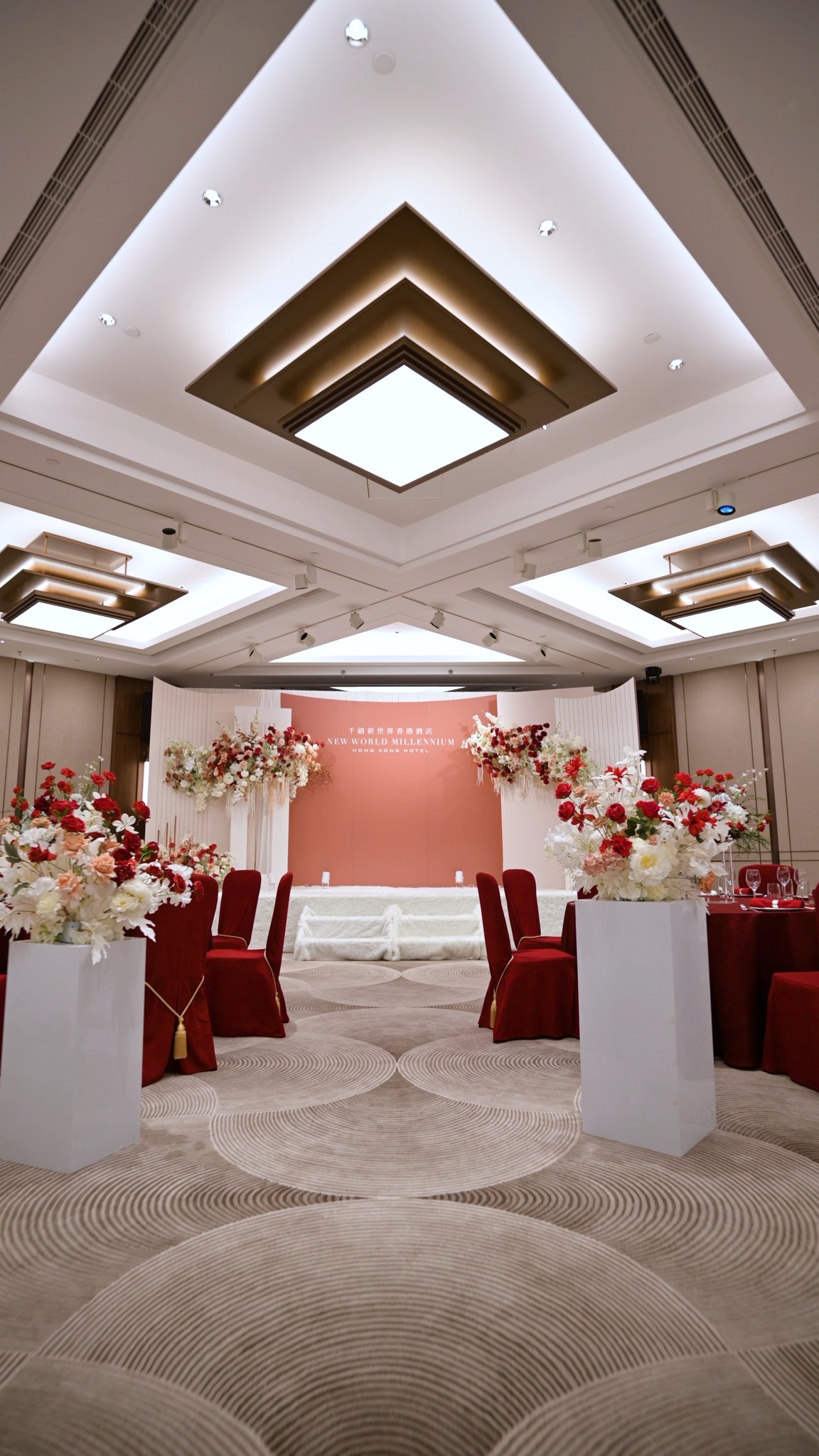 💗愛意滿載於我們在9月底舉辦的婚宴展覽之中。我們很高興在活動當日歡迎超過150位賓客蒞臨參觀，率先視察我們全面翻新的宴會場地，並透過專業婚禮顧問的一對一諮詢服務，策劃自己的夢幻婚禮藍圖。

我們期待能夠協助您譜寫動人的愛情故事。

💍 Love was in the air as we welcomed over 150 guests to our wedding showcase in late September. Guests had the opportunity to explore our newly renovated event spaces and envision their dream celebrations through personalised consultations with our wedding specialists. 

We look forward to being part of your love story.

☎️：2313 4503 
📧：eventsales@newworldmillenniumhotel.com

#NewWorldHotels #MyMillennium #NewWorldMillenniumHongKongHotel #千禧新世界香港酒店